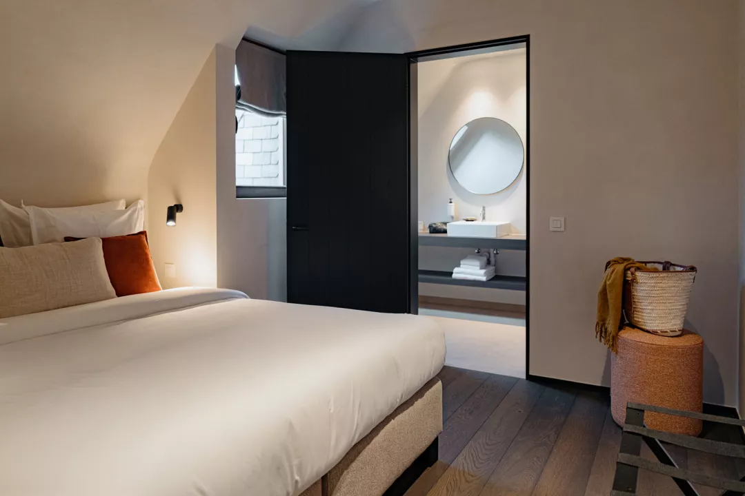 Deluxe guest room at De Snippe with elegant finishes and king-size bed